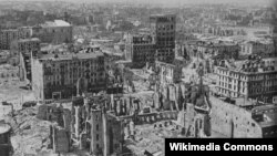 Центр столиці Польщі після Варшавського повстання у ході Другої світової війни 1944 року (фото 1946 року)