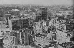 Центр столиці Польщі після Варшавського повстання 1944 року (фото 1946 року)