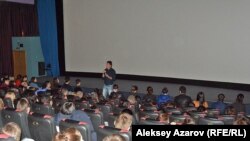 Зрители, пришедшие на показ фильма "Чума в ауле Каратас" в киноклубе Олега Борецкого. Алматы, 21 апреля 2016 года.