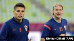 Ognjen Vukojevic (stânga) și Domagoj Vida (dreapta), în iunie 2012 