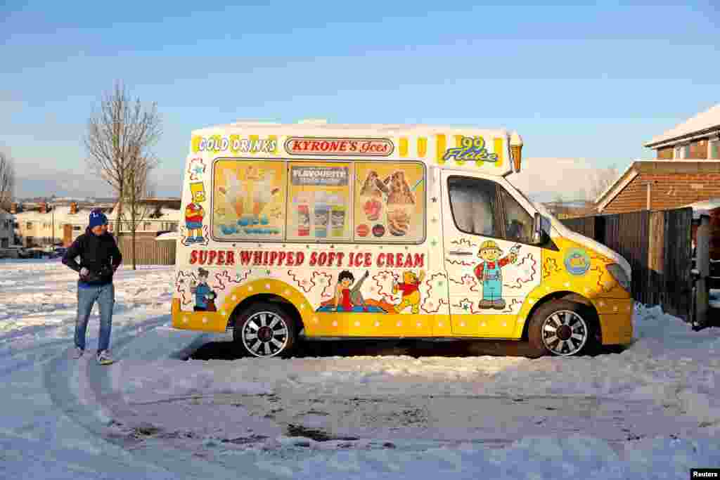 Kamion sa sladoledom stoji parkiran dok su upozorenja na veoma hladno i ledeno vrijeme produžena od strane britanske Meteorološke službe, u Ballymeni, Sjeverna Irska, 5. januara 2026.