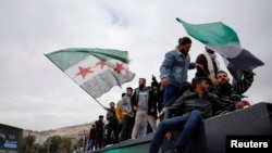 Жители Дамаска отмечают первую годовщину свержения Башара Асада на площади Омейядов в центре столицы. 8 декабря 2025 года