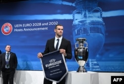 Futbollisti i pensionuar i Uellsit, i cili udhëhoqi delegacionin e Britanisë së Madhe dhe Irlandës, Gareth Bale, pasi ato e fituan të drejtën për organizimin e Euro 2028, në Nyon, Zvicër, 10 tetor 2023.