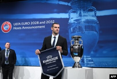 Futbollisti i pensionuar i Uellsit, i cili udhëhoqi delegacionin e Britanisë së Madhe dhe Irlandës, Gareth Bale, pasi ato e fituan të drejtën për organizimin e Euro 2028, në Nyon, Zvicër, 10 tetor 2023.