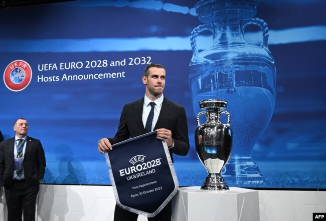 Futbollisti i pensionuar i Uellsit, i cili udhëhoqi delegacionin e Britanisë së Madhe dhe Irlandës, Gareth Bale, pasi ato e fituan të drejtën për organizimin e Euro 2028, në Nyon, Zvicër, 10 tetor 2023.