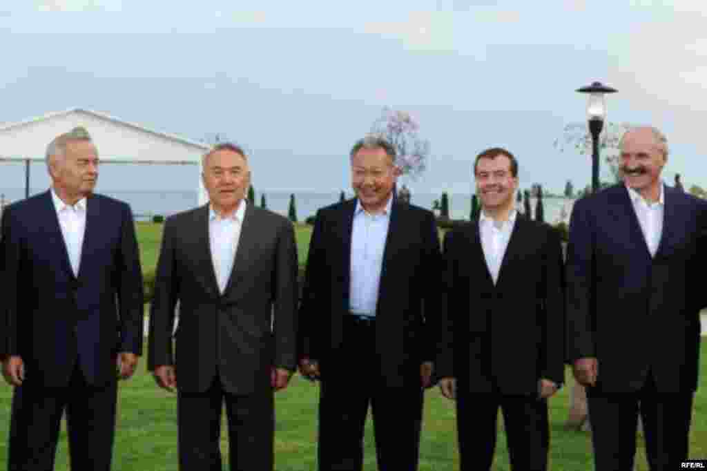 Kyrgyzstan - The informal meeting of the Presidents of CSTO member in the town of Cholpon-Ata. 31jul2009 