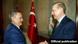 Президент Турции Реджеп Тайип Эрдоган (справа) и вице-премьер Узбекистана Рустам Азимов. Стамбул, 27 февраля 2017 года.