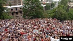 Armenia -- Opposition supporters rally in Yerevan on July 2, 2009.