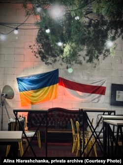 Нацыянальныя сьцягі ў вясельнай залі