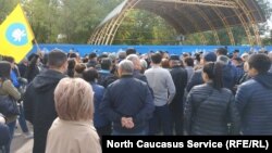 The protesters in Elista demanded that Dmitry Trapeznikov be removed from the post of acting mayor by October 1.