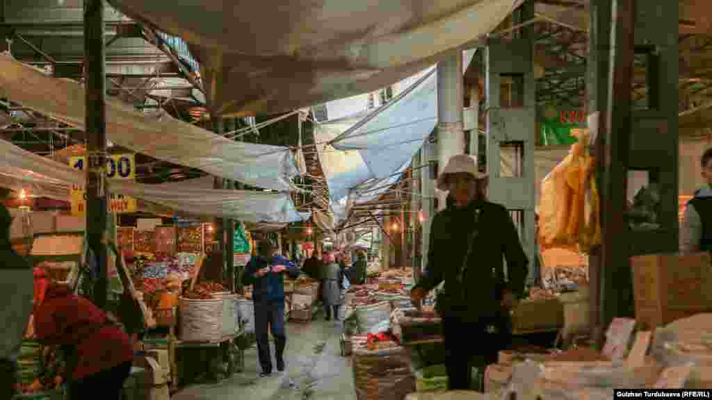 Kyrgyzstan - Bishkek - market, floor, bazaar, generic,  pasta, Osh bazaar, Osh market, bazar,  the products, food, undated