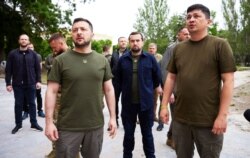 Президент Украины Владимир Зеленский и глава Николаевской области Виталий Ким (справа)