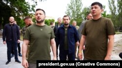 На передньому плані: президент України Володимир Зеленський (ліворуч) і голова Миколаївської обласної військової адміністрації Віталій Кім (праворуч). Миколаїв, 18 червня 2022 року