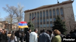 Ակտիվիստների ակցիան Սահմանադրական դատարանի շենքի մոտ, 2-ը ապրիլի, 2014թ.