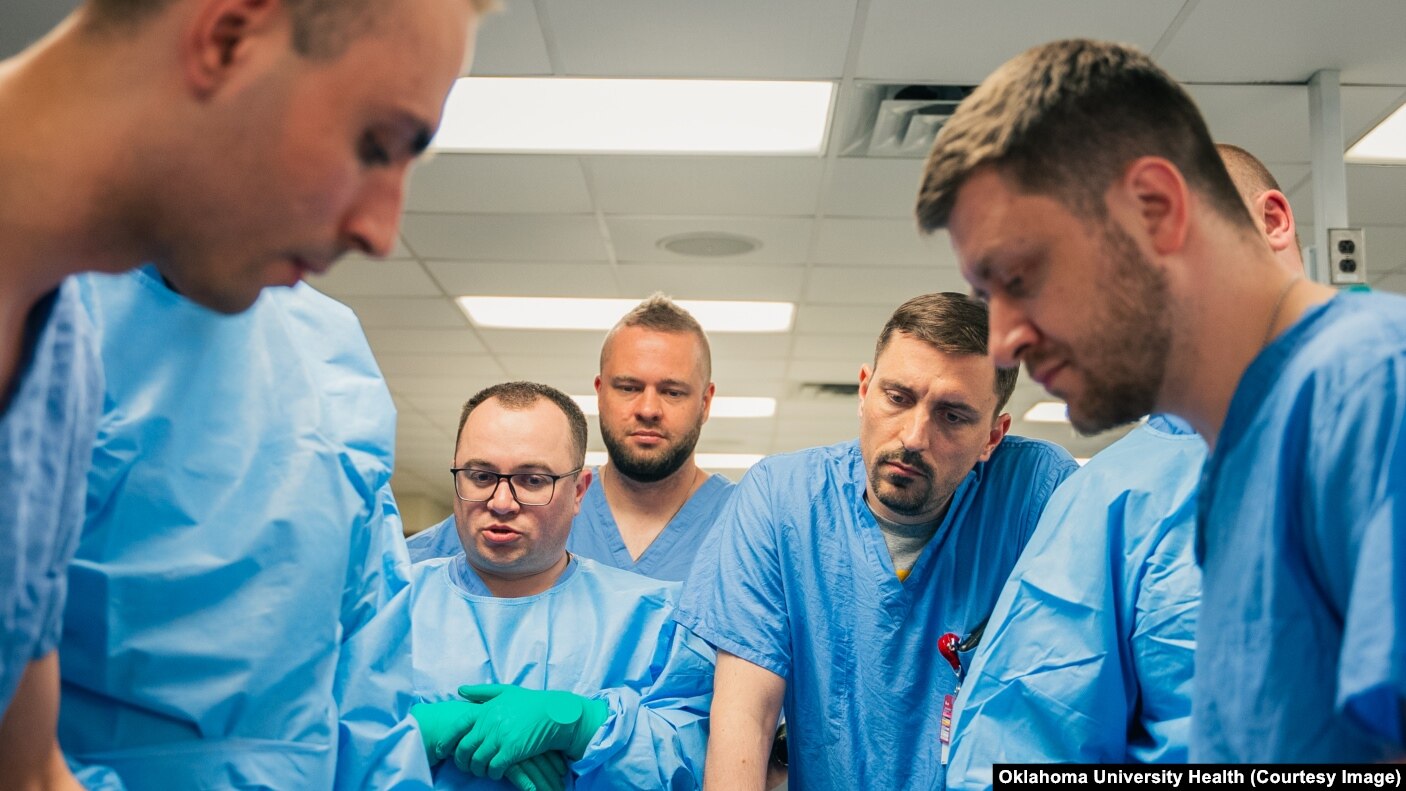 Andriy Tytanyuk (i dyti nga e majta) dhe Oleg Serkiz (i katërti nga e majta) gjatë trajnimit.