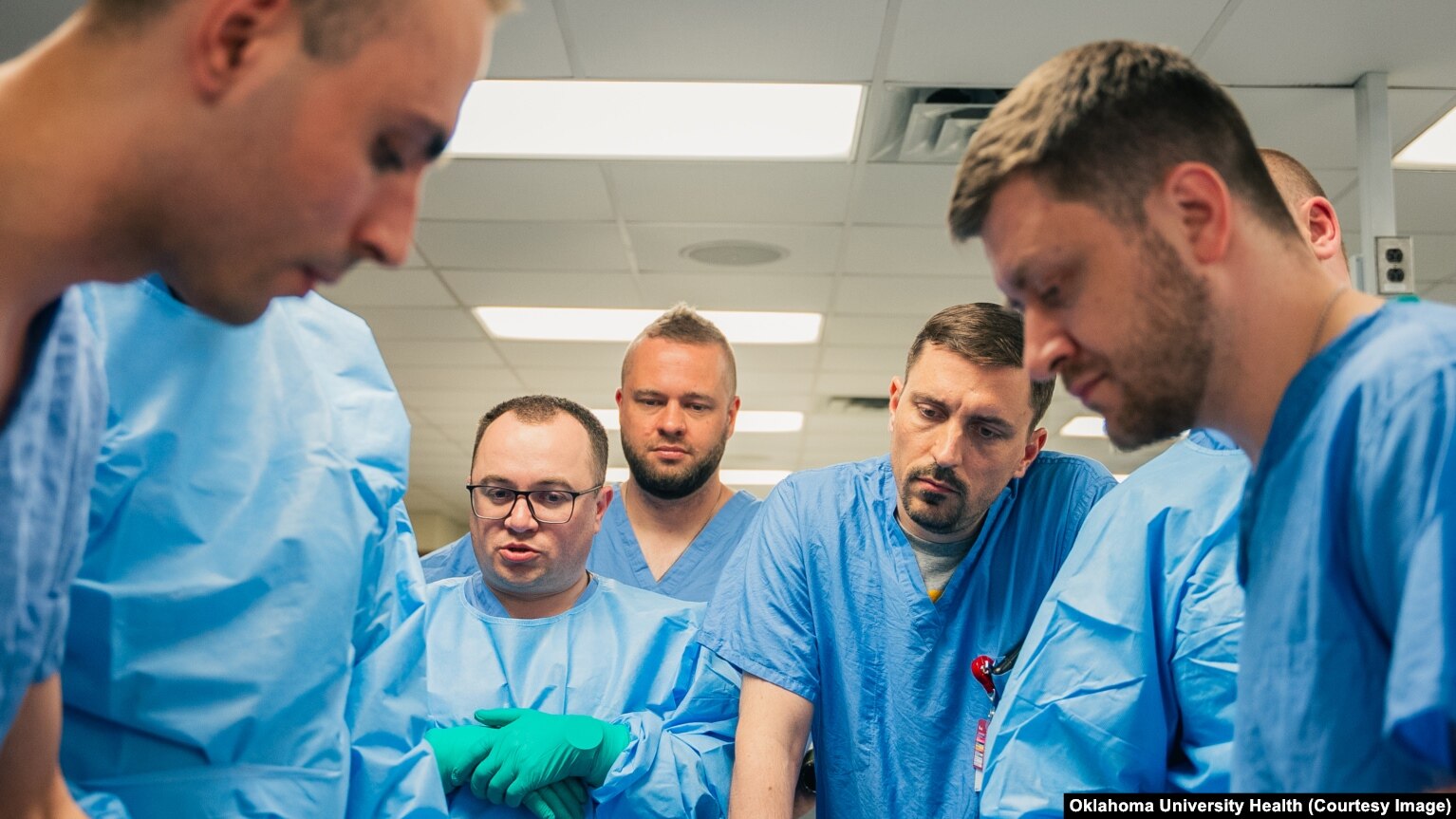 Andriy Tytanyuk (i dyti nga e majta) dhe Oleg Serkiz (i katërti nga e majta) gjatë trajnimit.
