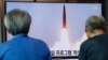 В Сеуле на вокзале по телевидению показывают сюжет о ракетных испытаниях в КНДР, 6 августа 2019 года