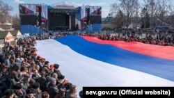 Российский флаг на площади Нахимова в Севастополе. 18 марта 2019 года