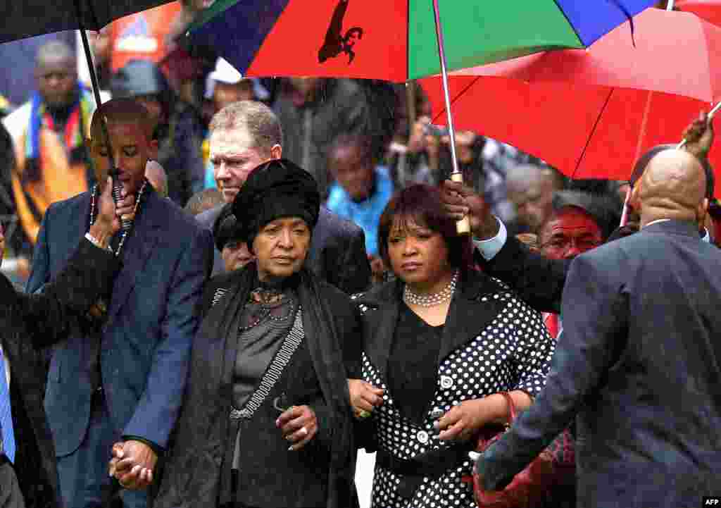 Unuk Nelsona Mandele, Zozuko Dlamini Mandela, njegova druga supruga Winnie Madikizela Mandela i kćerka Zindzi Mandela na komemoraciji, Johannesburg, 10. decembar 2013. Foto: AFP / Alexander Joe