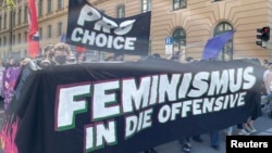 O demonstrație de sprijin pentru dreptul la avort a avut loc duminică, 13 aprilie, la Munchen, în așteptarea concluziilor echipei de experți chemată de Guvern să dea recomandări pentru o posibilă liberalizare. 