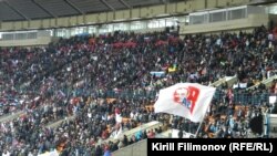 Участники митинга на московском стадионе "Лужники"
