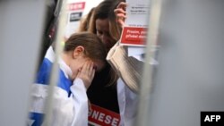Një vajzë e vogël qan gjatë një proteste në mbështetje të Izraelit. Pragë, 1 nëntor 2023. 