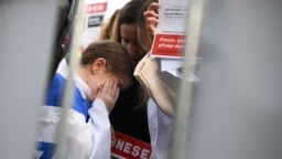 Një vajzë e vogël qan gjatë një proteste në mbështetje të Izraelit. Pragë, 1 nëntor 2023. 