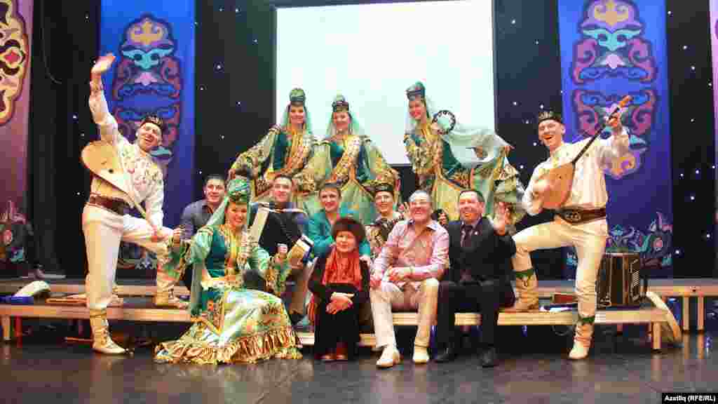 &quot;Сорнай&quot; ансамбле дуслары белән концерттан соң фотога төште