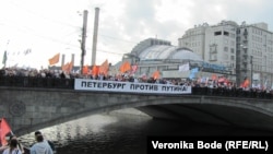 Во время акции протеста на Болотной площади. Москва, 6 мая 2012 года.
