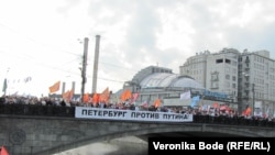 Під час мітингу 6 травня 2012 року на Болотній площі в Москві (на фото сусідній із площею міст)