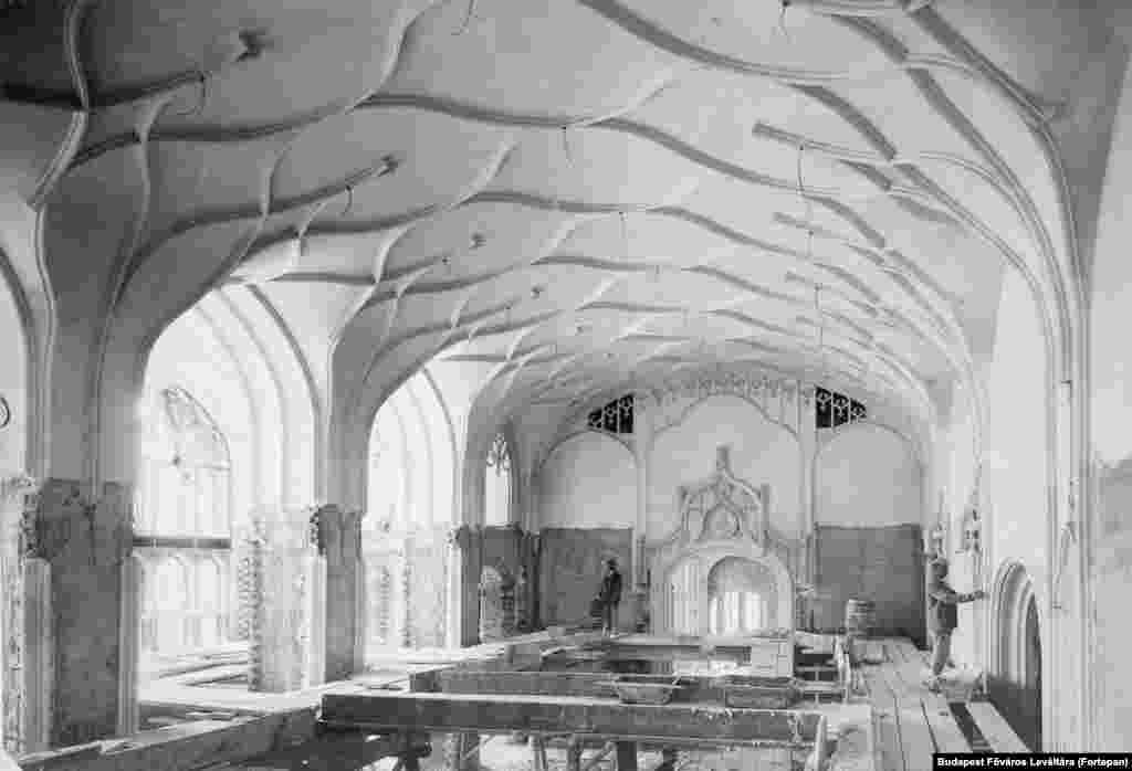 Рабочие в другом зале Минфина, 1903 год. Здание сильно пострадало во время Второй мировой войны, а затем было перестроено, но в меньшем масштабе и с более простым декором