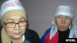 Жительницы Шымкента Баян Таскараева и Айгуль Жумабаева пополнили ряды голодающих должников по ипотеке. Алматы, 23 января 2009 года. 
