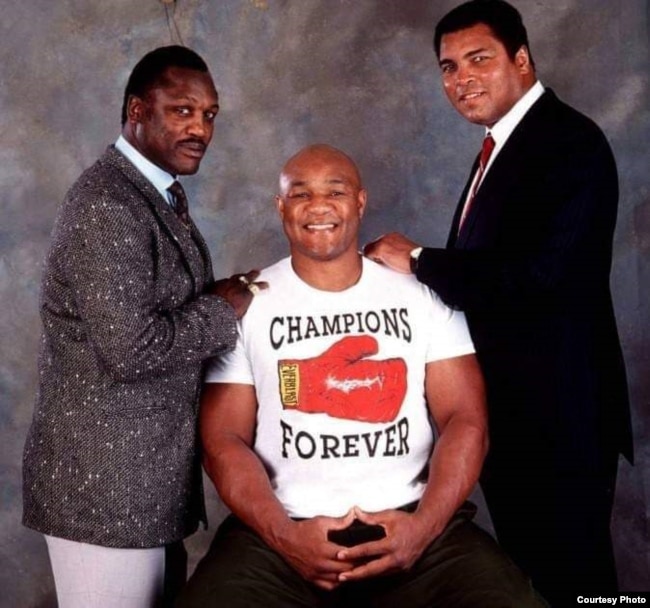 محمد علی کلی (سمت راست) در کنار جورج فورمن (وسط)