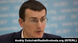 За словами Сергія Томіленка, влада має відзвітувати щодо поваги прав журналістів і забезпечення свободи слова і надати «чіткі відповіді» щодо висловлених журналісткою закидів