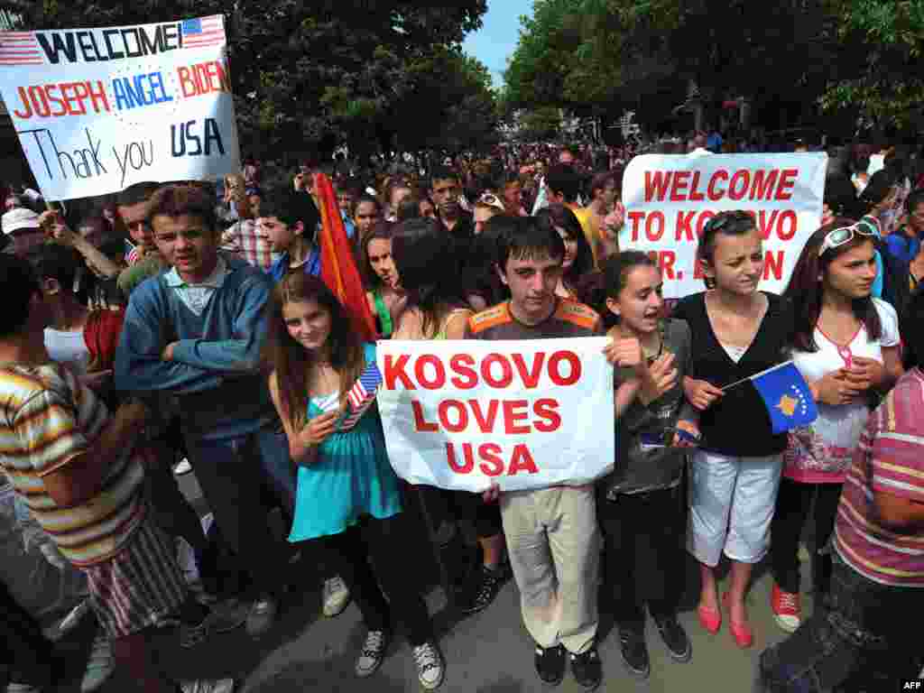 Kosovo loves USA - Atmosfera na ulicama Prištine po dolasku Bajdena na Kosovo.