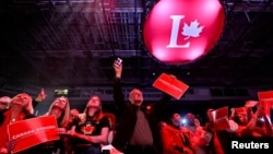 Susținătorii prim-ministrului Canadei, Mark Carney, se bucură la vederea rezultatelor exit-pollurilor în noaptea alegerilor. Ottawa, Ontario, Canada, 28 aprilie 2025.