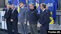 Frontex već podržava upravljanje granicama izvan EU u Albaniji, Moldaviji, Crnoj Gori, Sjevernoj Makedoniji i Srbiji. Fotografija sa ceremonije u Sarajevu 31. oktobra, zvaničnici Frotexa i vlasti BiH.