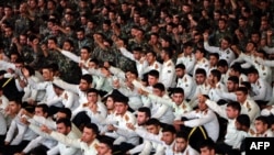 Иранские мусульмане-шииты выкрикивают антисаудавские лозунги во время пятничной молитвы в университете Тегерана, 2 октября 2015