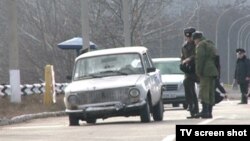 Автомобиль, за рулем которого находился Вадим Писарь, изрешечен российским миротворцем на пропускном пункте в Вадул-луй-Водэ 1 января 2012 года.