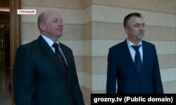 Генерал-лейтенант із Другої служби ФСБ Олександр Тачко (праворуч) під час представлення у Чечні нового очільника місцевого Управління ФСБ, березень 2016 року