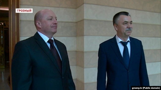 Генерал-лейтенант із Другої служби ФСБ Олександр Тачко (праворуч) під час представлення у Чечні нового очільника місцевого Управління ФСБ, березень 2016 року