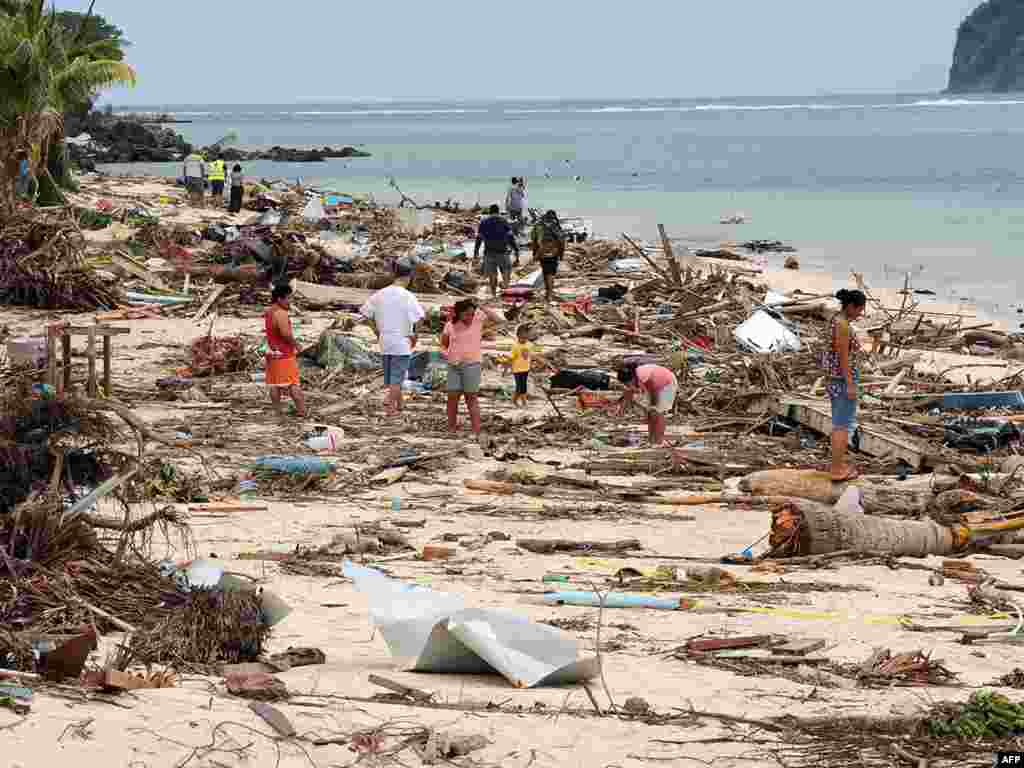 Samoa - Preživjeli poslije tsunamija... - ...pretražuju Lalomanu plažu, na jugu ostrva Samoa . Poginulo je najmanje 155 ljudi.