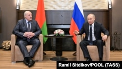 Олександр Лукашенко (ліворуч) і Володимир Путін. Сочі, 25 травня 2022 року