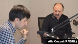 Mircea V. Ciobanu și Iulian Ciocan (stg.), în studioul Radio Europa Liberă la Chișinău