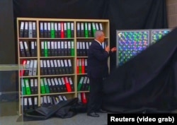 Биньямин Нетаньяху показывает секретные иранские документы. 30 апреля