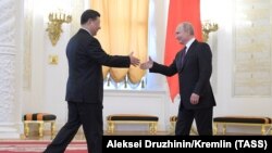 Президент России Владимир Путин (справа) приветствует своего китайского коллегу Си Цзиньпина в Москве в 2019 году. Растущее давление конфликта сверхдержав может осложнить положение небольших стран, которые имеют дело с Россией, сближающейся с Китаем.