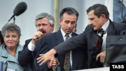 Александр Руцкой (сол жақтан екінші) оқиға кезінде сөйлеп тұр. Мәскеу, 3 қазан 1993 жыл.