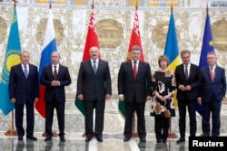 Слева направо: президенты Казахстана, России, Беларуси, Украины, верховный представитель Евросоюза по внешней политике Кэтрин Эштон (третья справа). Минск, 26 августа 2014 года.