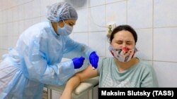 Vaccinarea unei voluntare în perioada de testare a vaccinului anti-Covid 19, dezvoltat de Institutul Gamaleya de a Moscova, 2 decembrie 2020. 