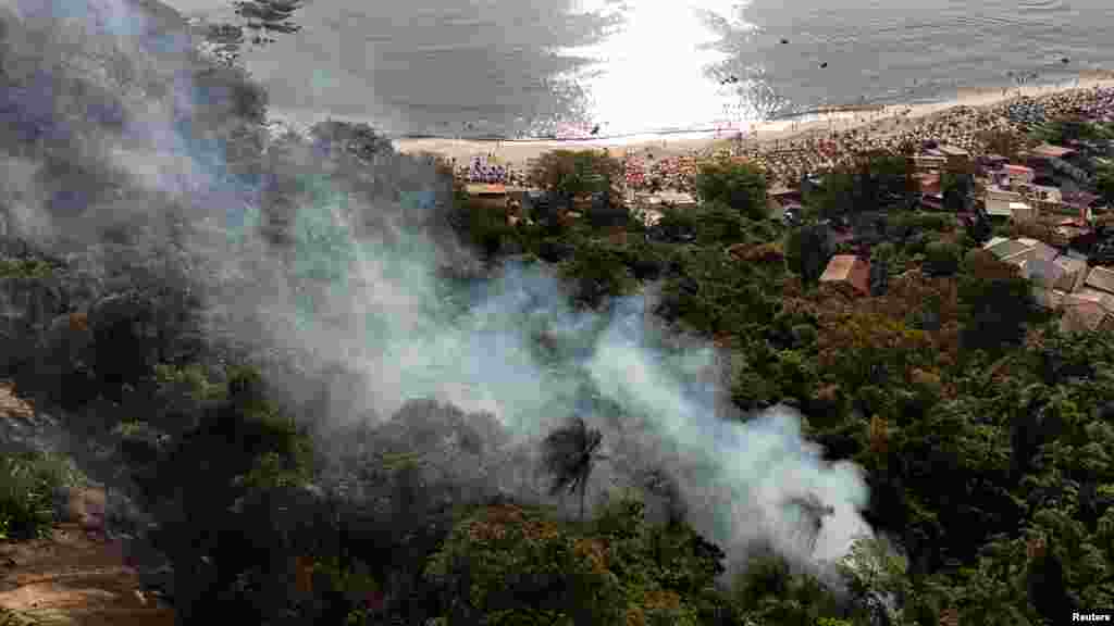 Drónfelvételen a Morro das Andorinhas Niteróiban, Rio de Janeiro államban, Brazíliában 2024. szeptember 12-én. A brazil űrkutatási ügynökség, az INPE által elemzett műholdas adatok idén eddig 346.112 tűzfészket regisztráltak Dél-Amerika mind a tizenhárom országában, ami felülmúlja a korábbi, 2007-es rekordot az 1998-ig visszanyúló adatsorban